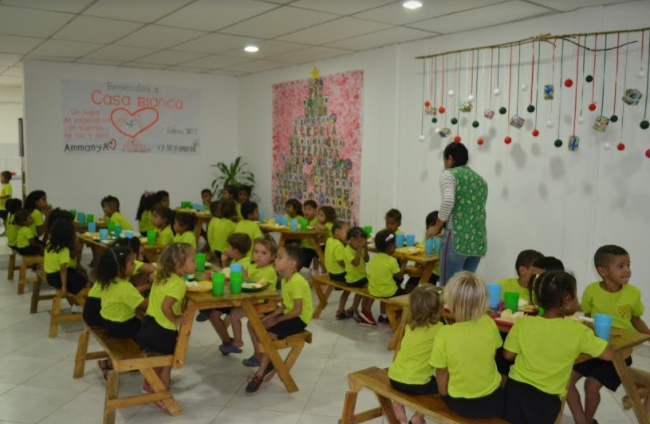 Kinderen van Casa Blanca aan de eettafels